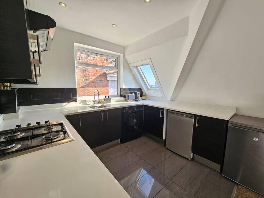 2 Bedroom Flat In Camden Apartment *